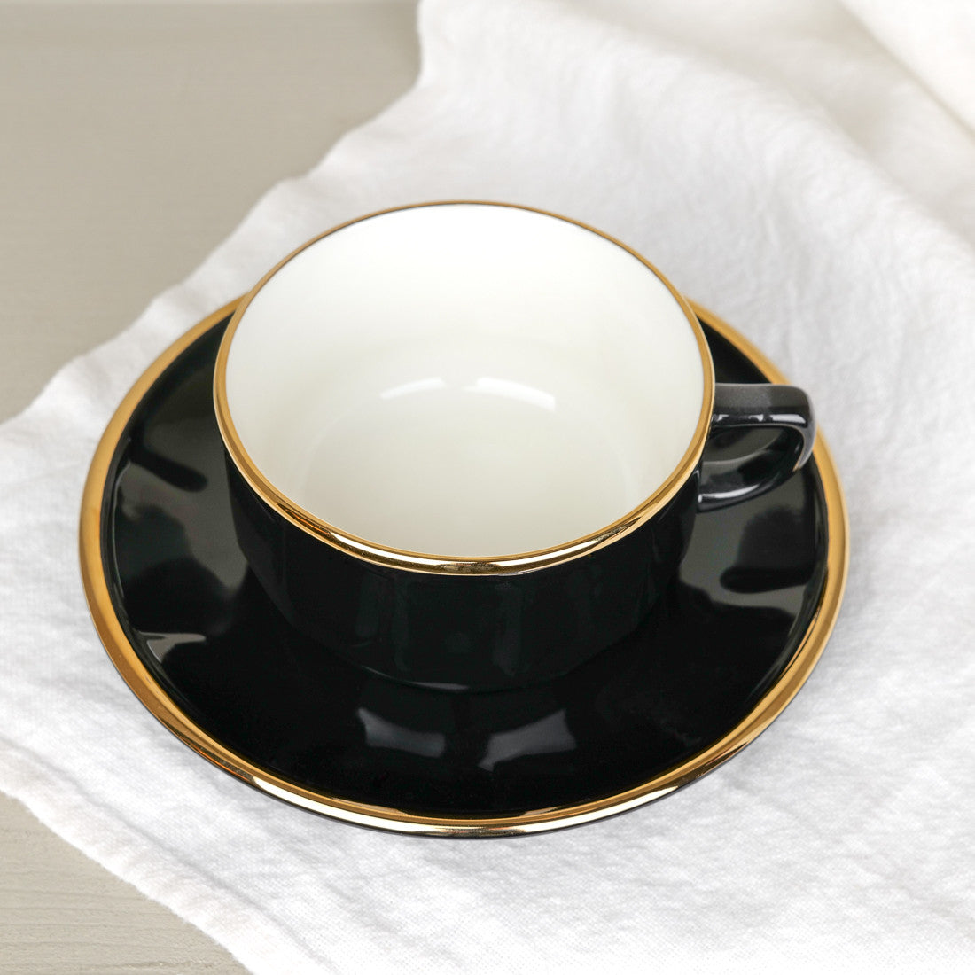 Tasse et soucoupe noire filet or