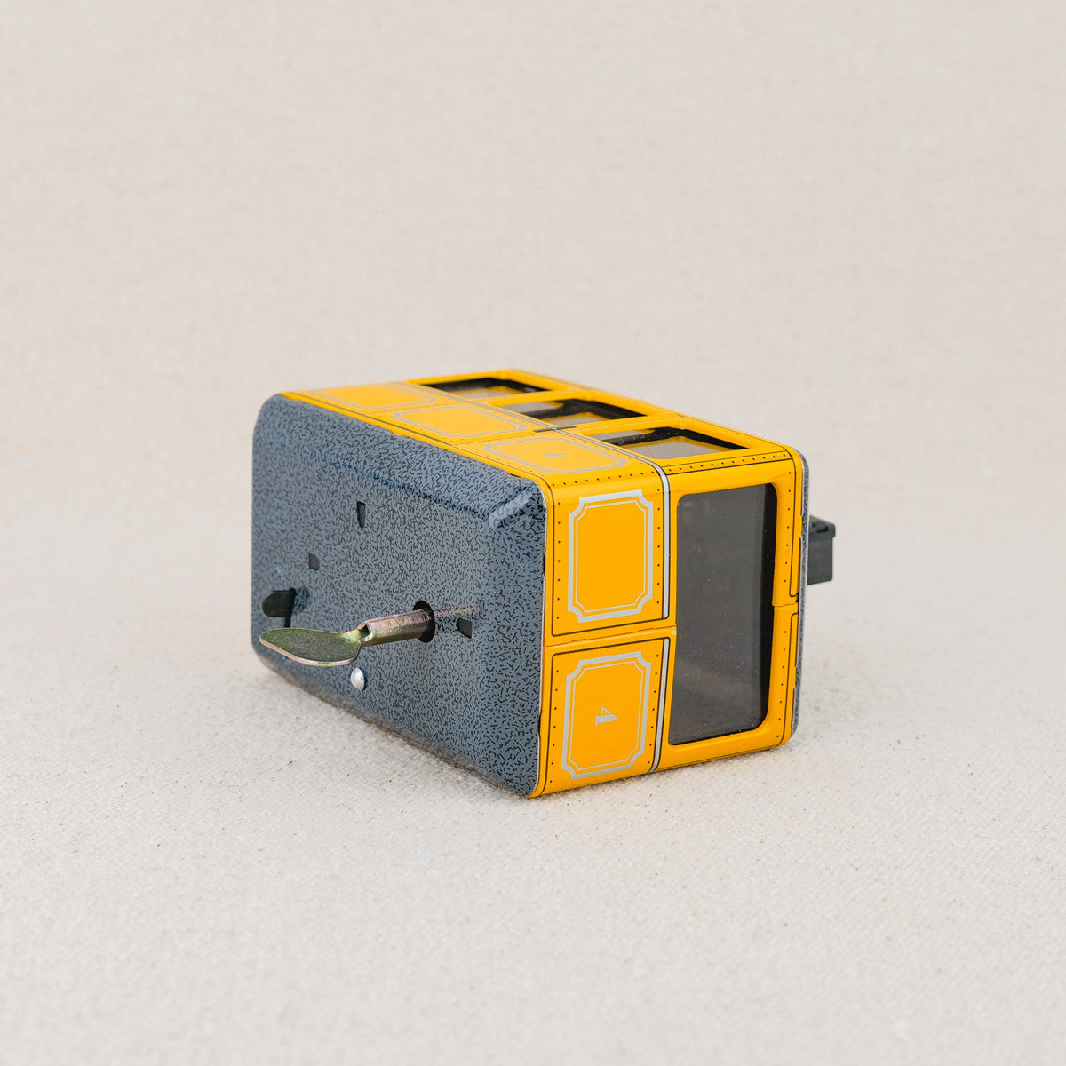 Téléphérique mécanique jaune