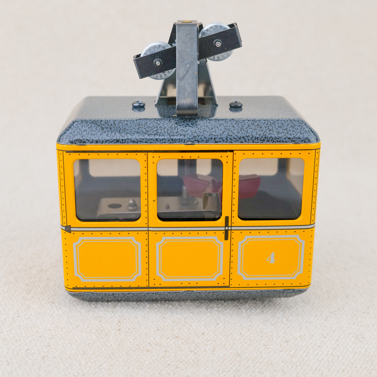 Téléphérique mécanique jaune
