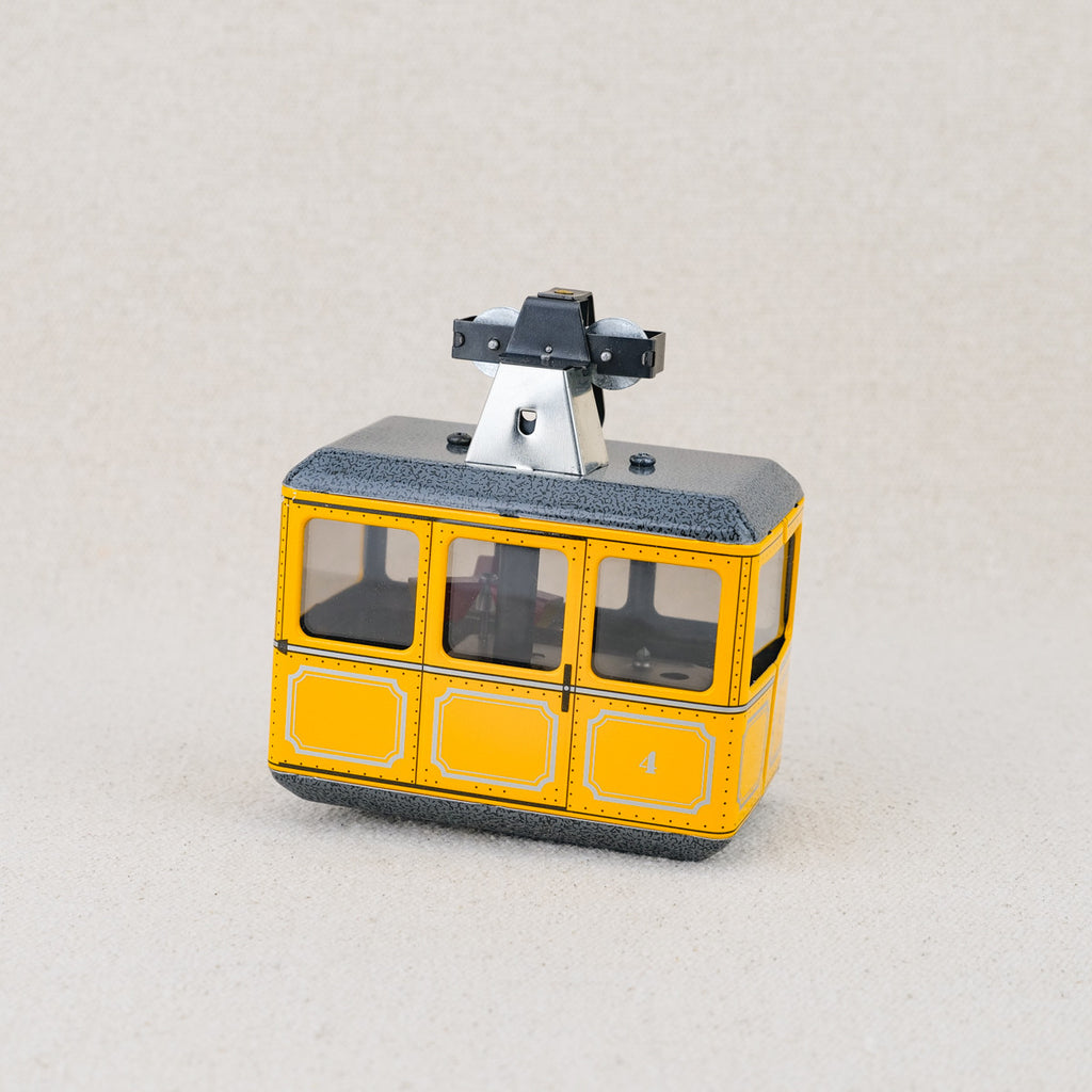 Téléphérique mécanique jaune