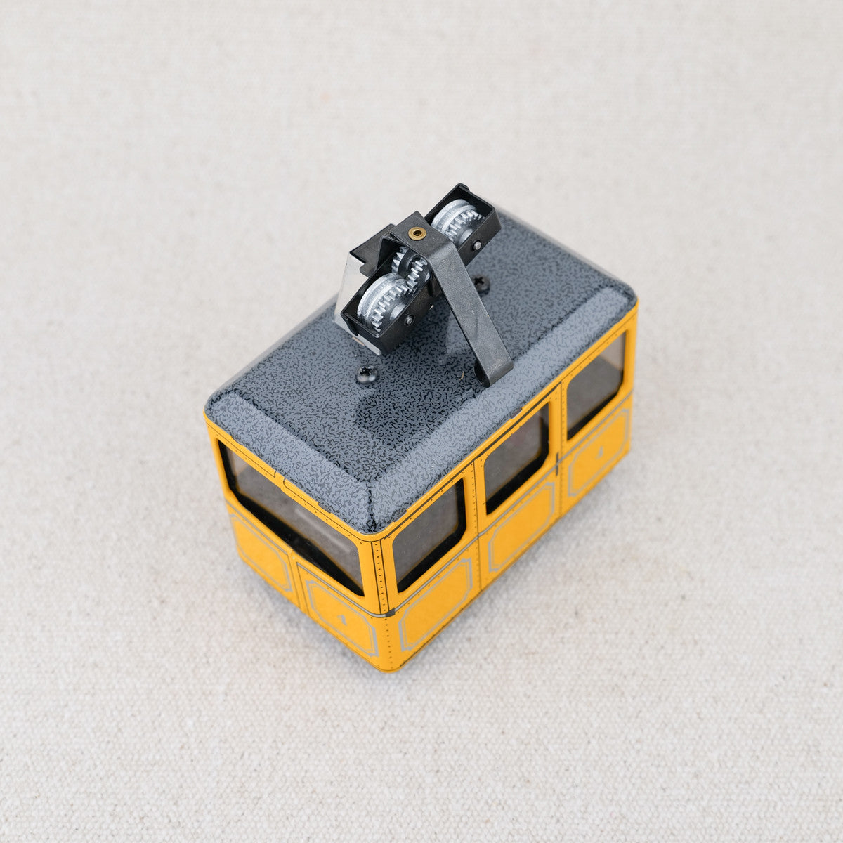 Téléphérique mécanique jaune