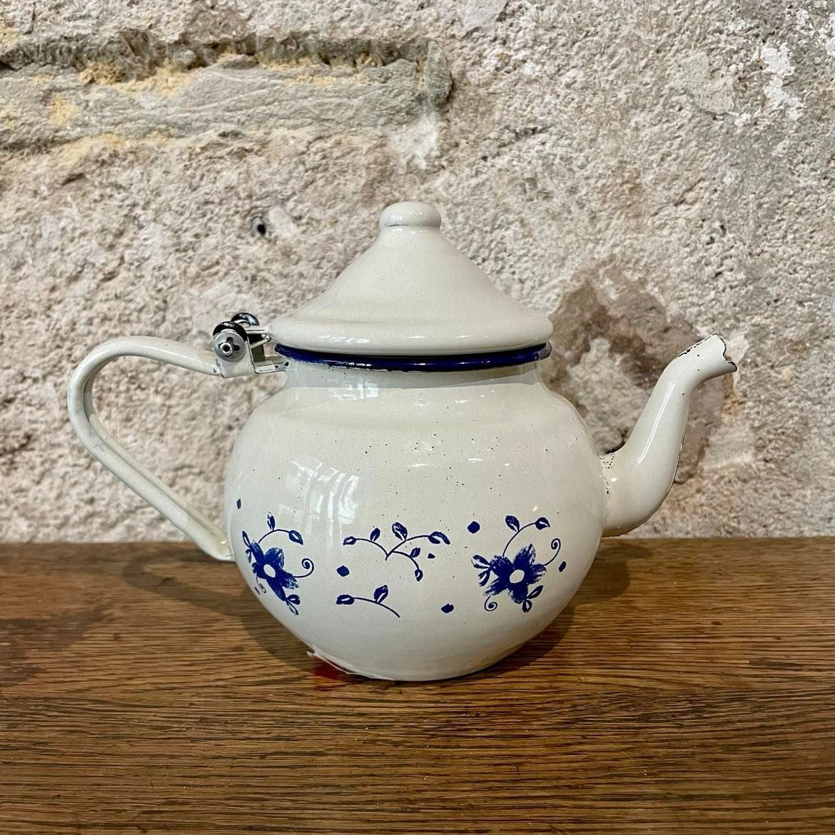 Théière en émail blanc décor fleurs bleues
