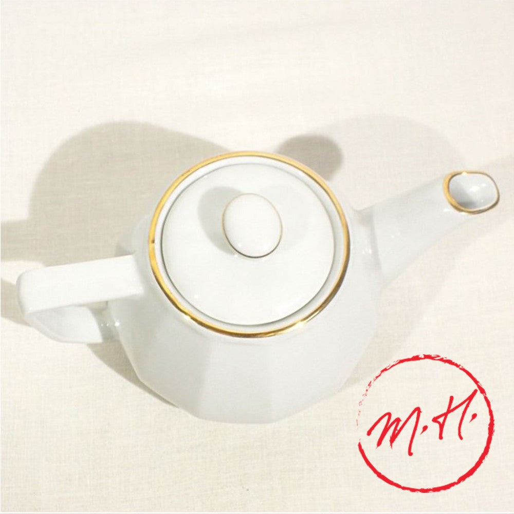 Théière en porcelaine blanche filet or