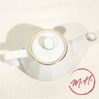 Théière en porcelaine blanche filet or