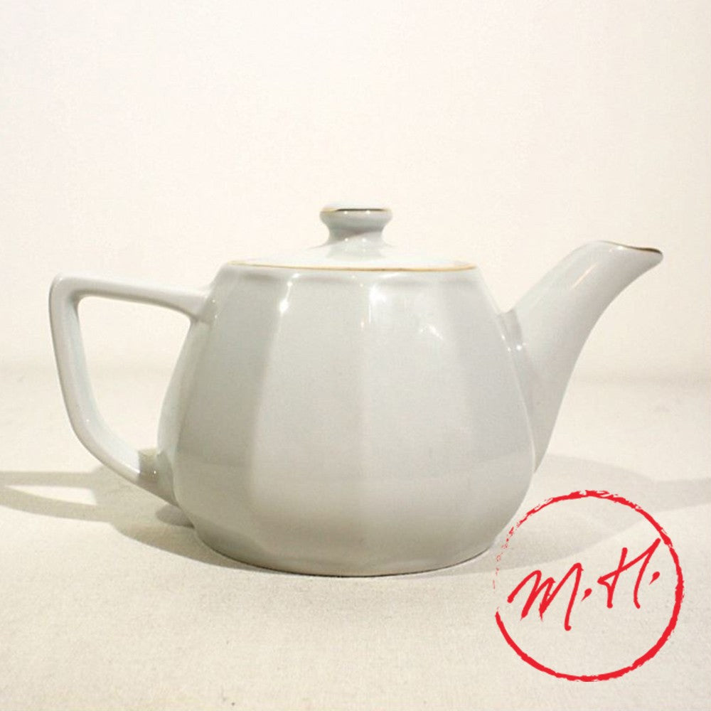Théière en porcelaine blanche filet or