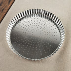 Tourtière perforée en fer blanc à fond mobile