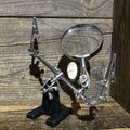 Troisième main avec loupe