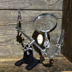 Troisième main avec loupe
