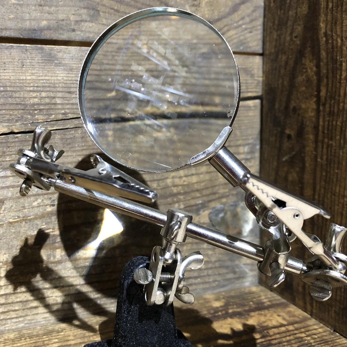Troisième main avec loupe