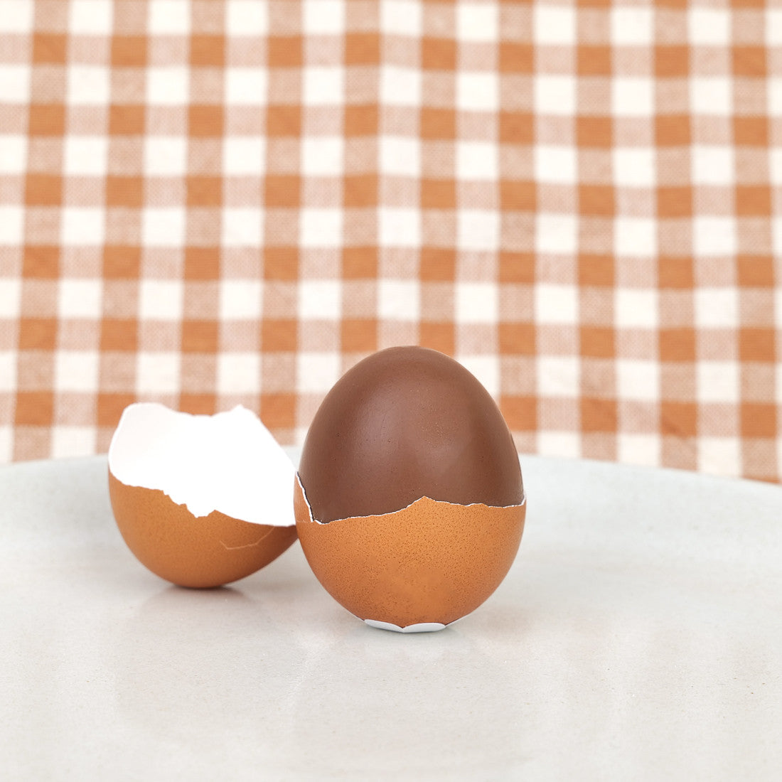 Véritable œuf en chocolat dans sa coquille