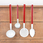 Ustensile de cuisine émail blanc liseré rouge