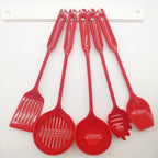 Ustensiles de cuisine rouges et fixation