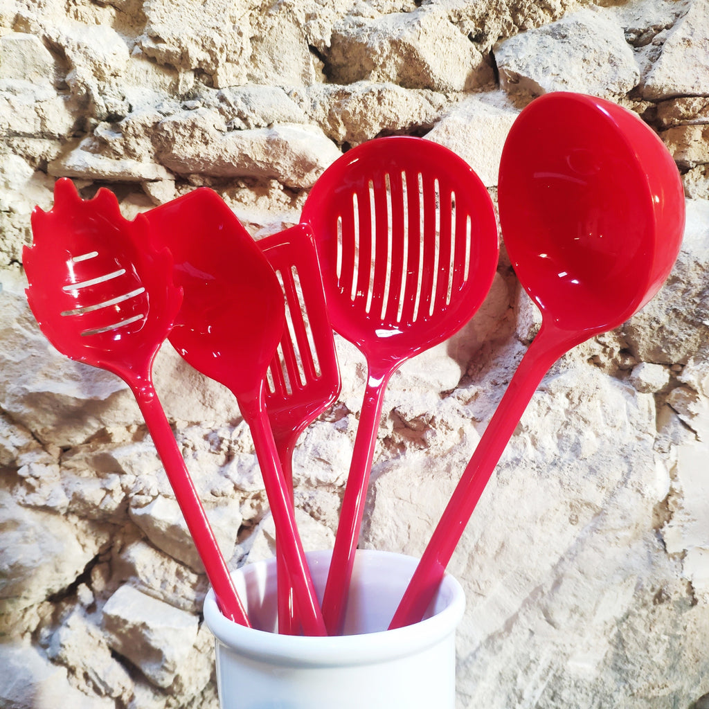Ustensiles de cuisine rouges et fixation