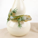 détail lézard en céramique vase bordallo pinheiro