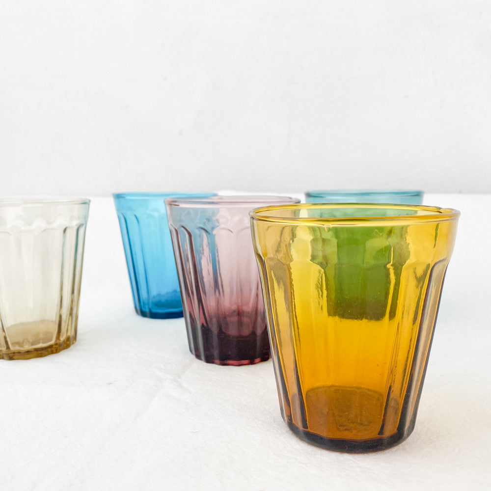 Verre coloré à facettes