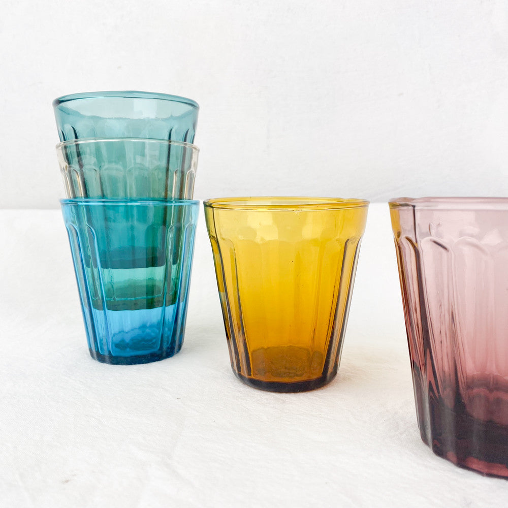Verre coloré à facettes