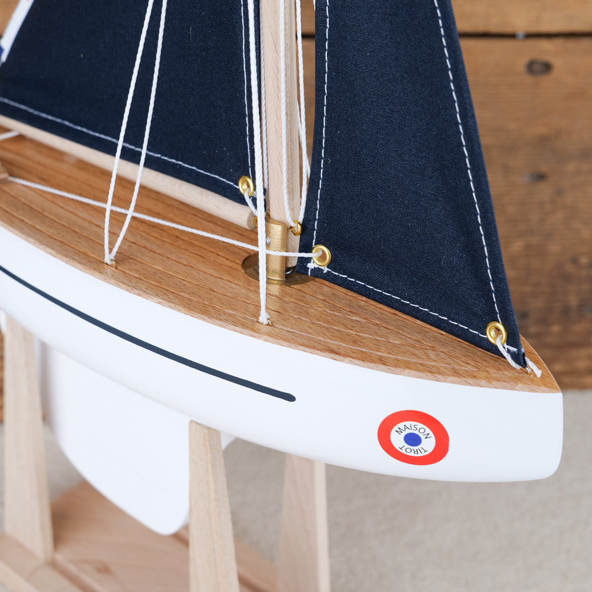 Voilier tirot en bois blanc et toile bleue