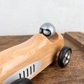 Voiture de course en bois naturel
