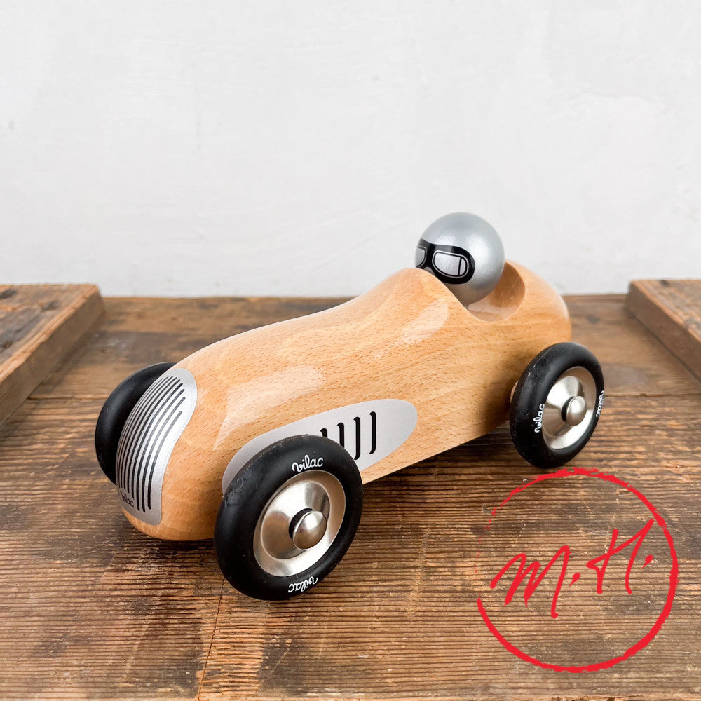 Voiture de course en bois naturel