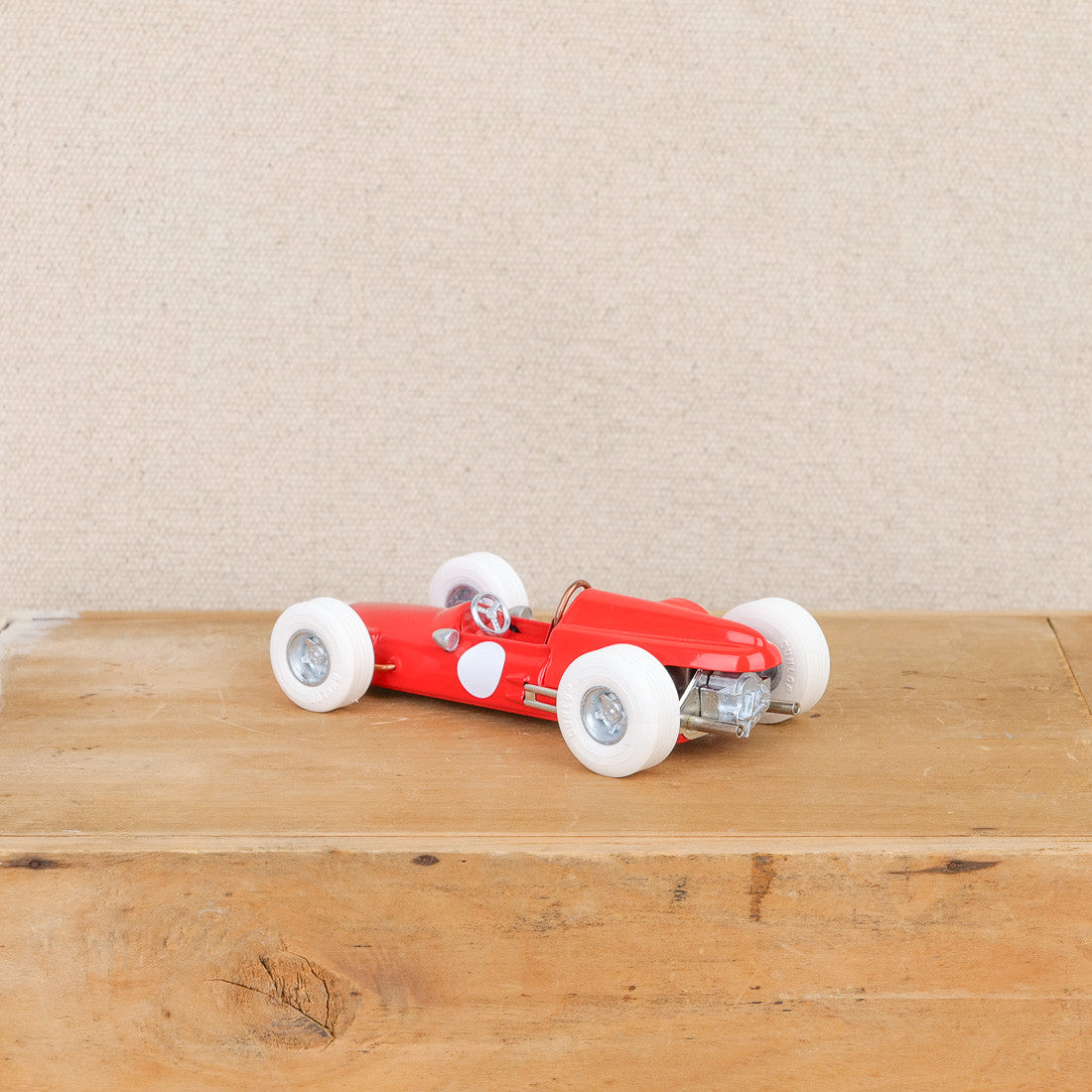 Voiture de course en métal rouge