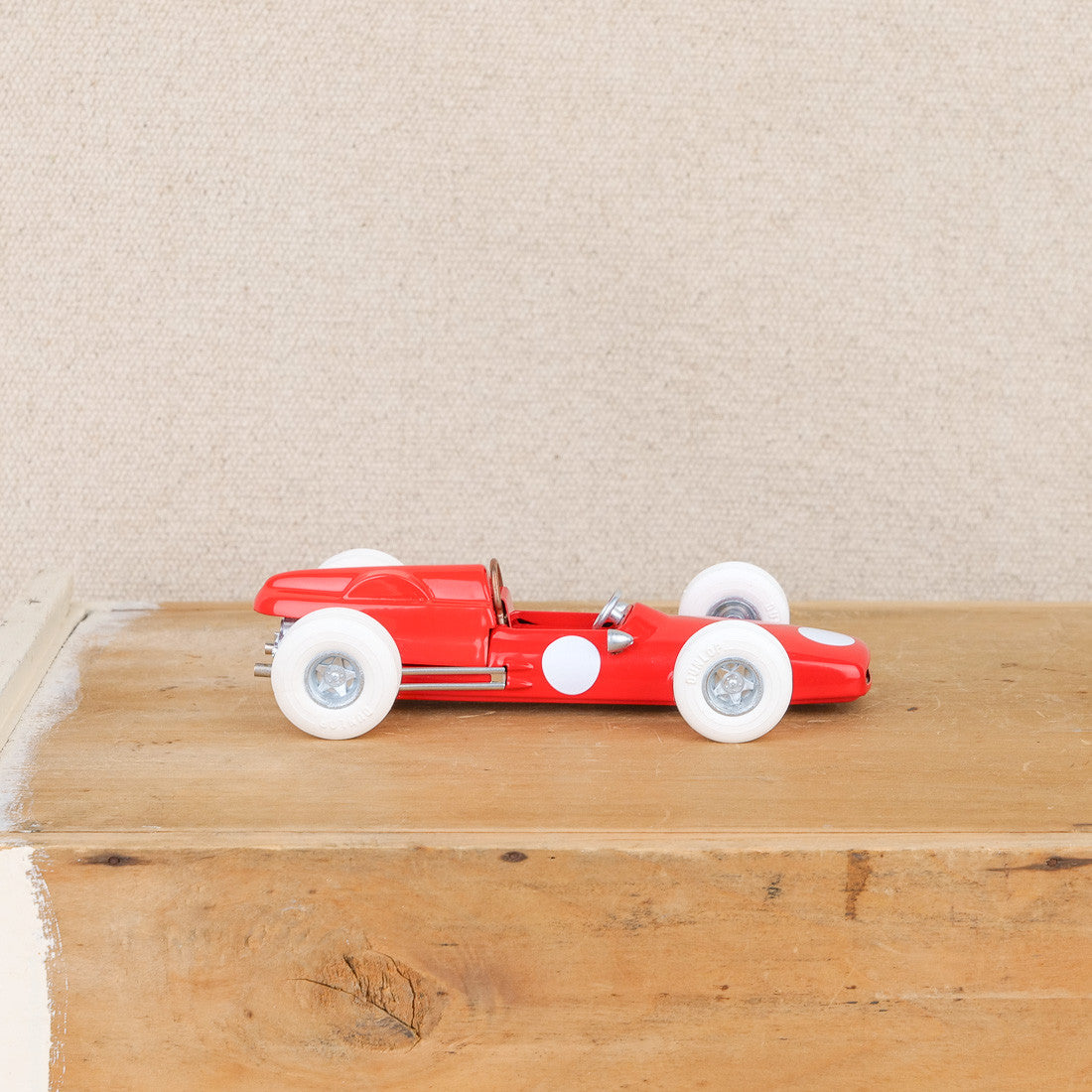 Voiture de course en métal rouge